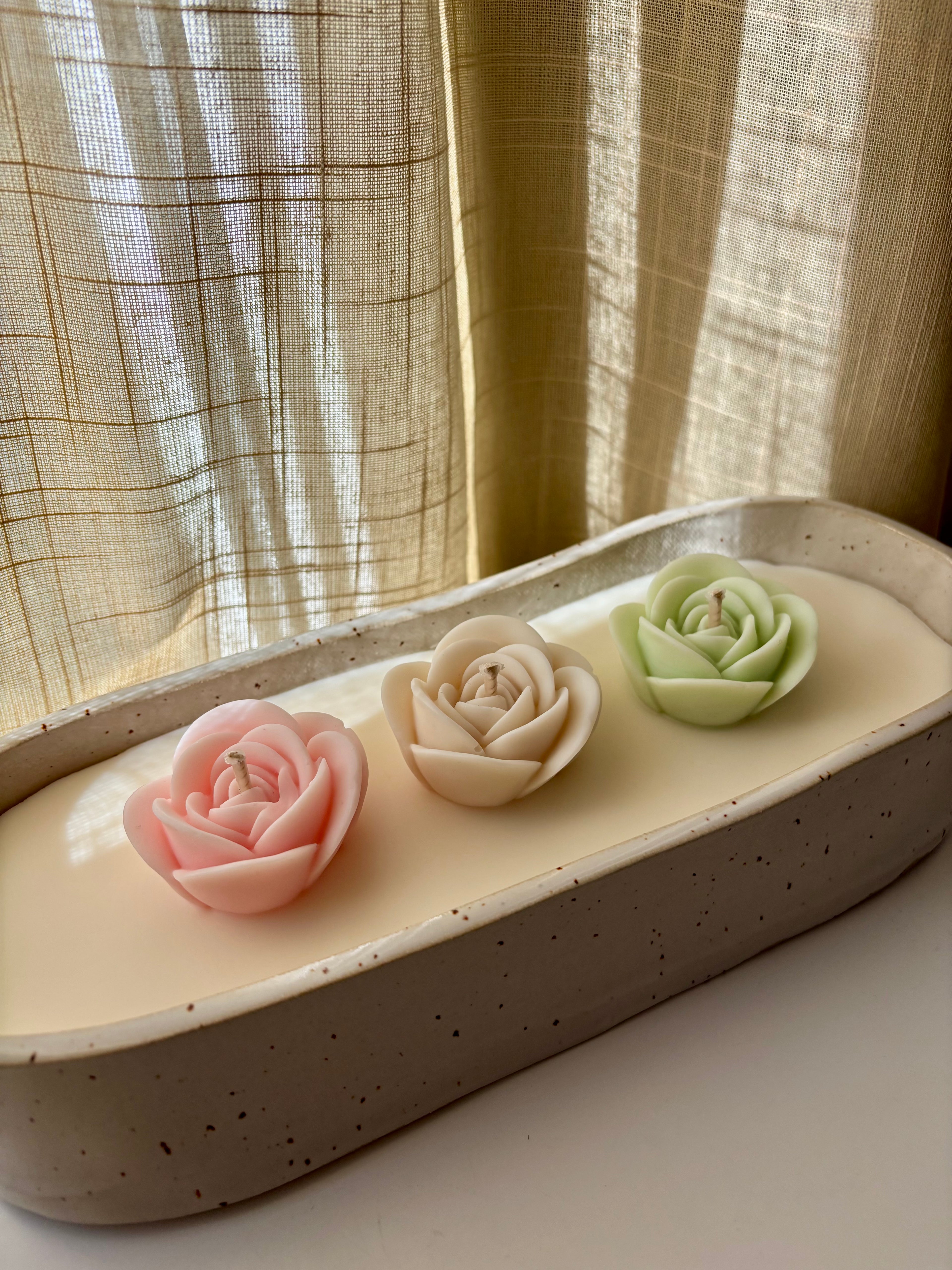 Rose Embrace - handgemaakte keramieken schaalkaars