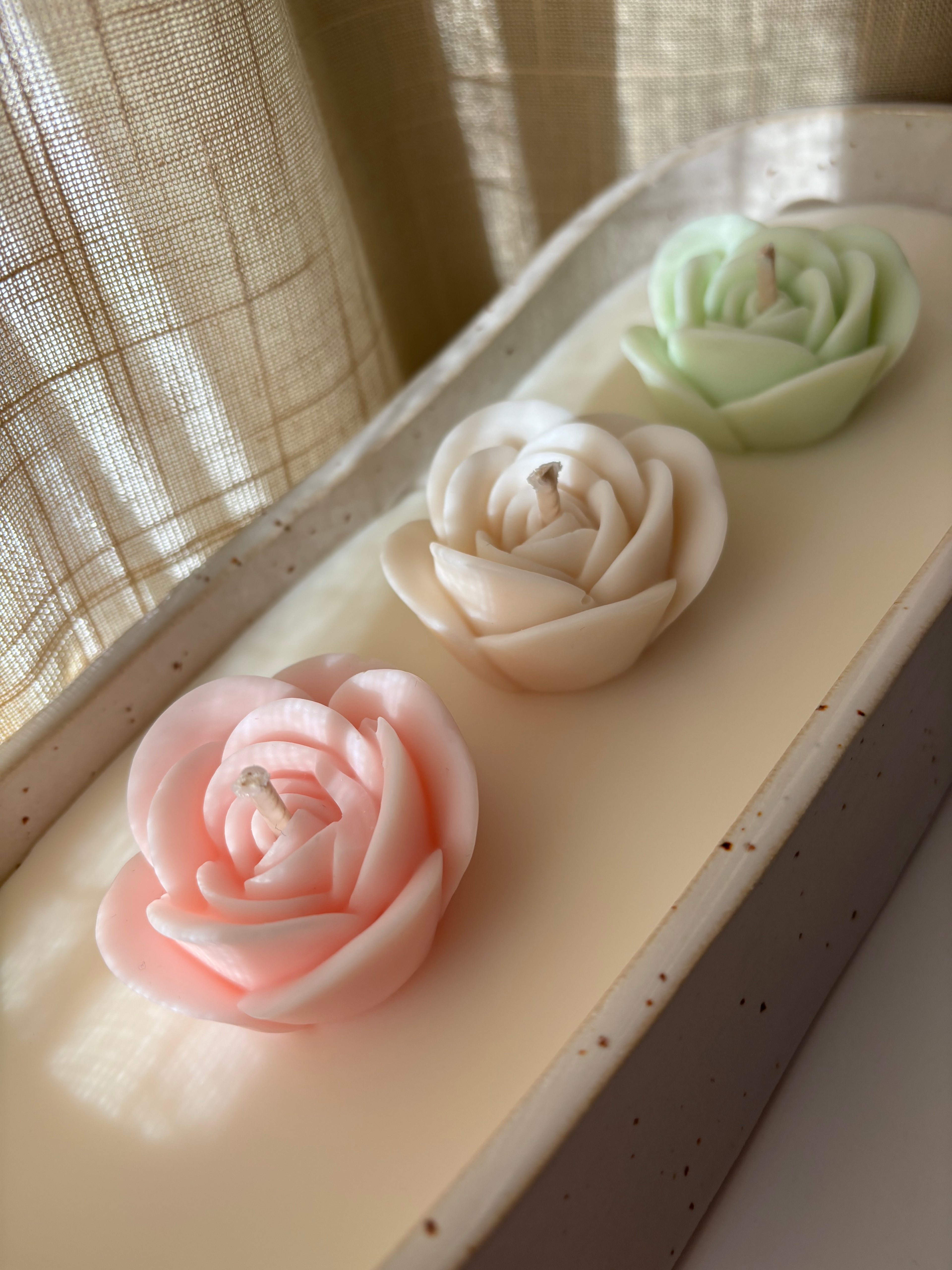 Rose Embrace - handgemaakte keramieken schaalkaars