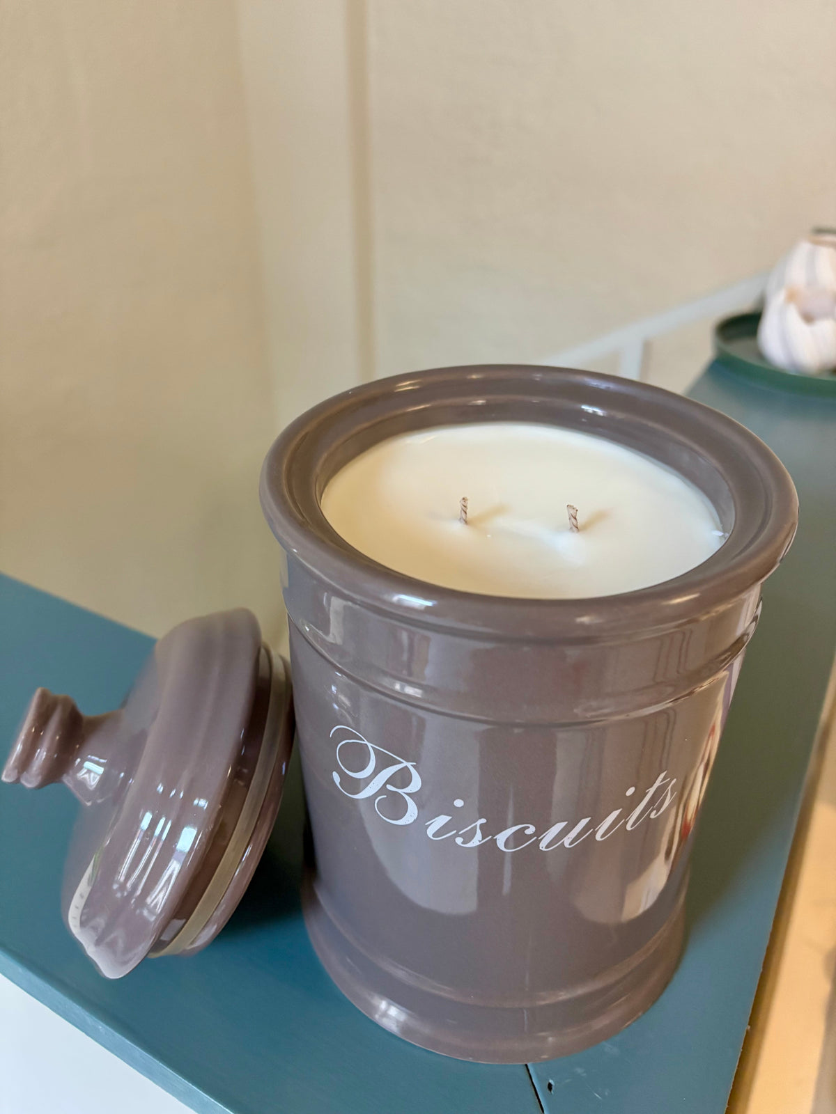 Biscuit Bliss (Amber Noir)