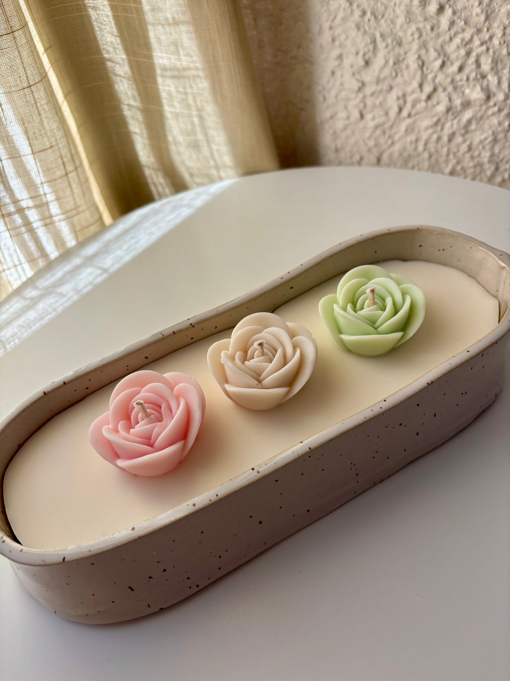 Rose Embrace - handgemaakte keramieken schaalkaars