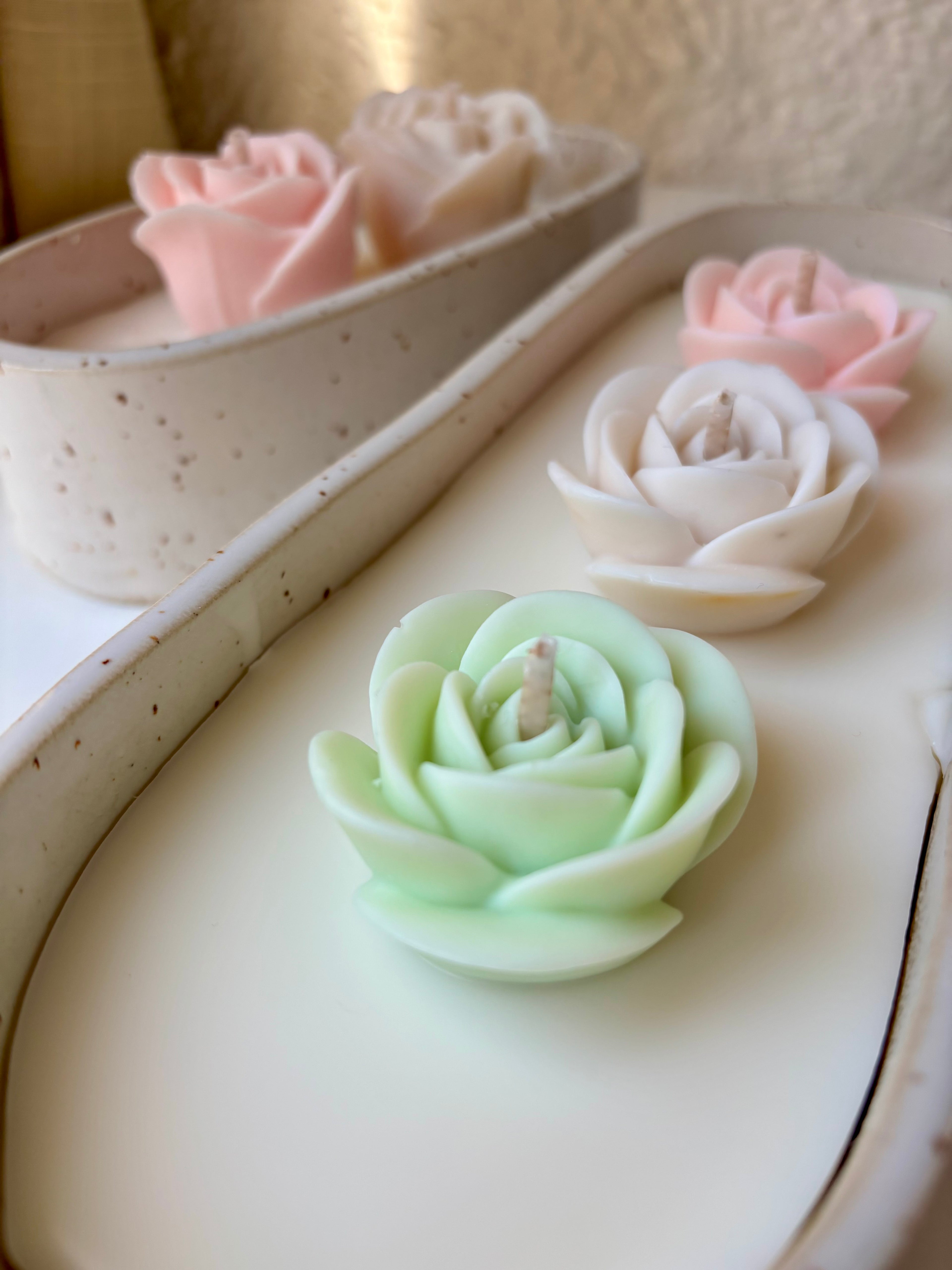 Rose Embrace - handgemaakte keramieken schaalkaars