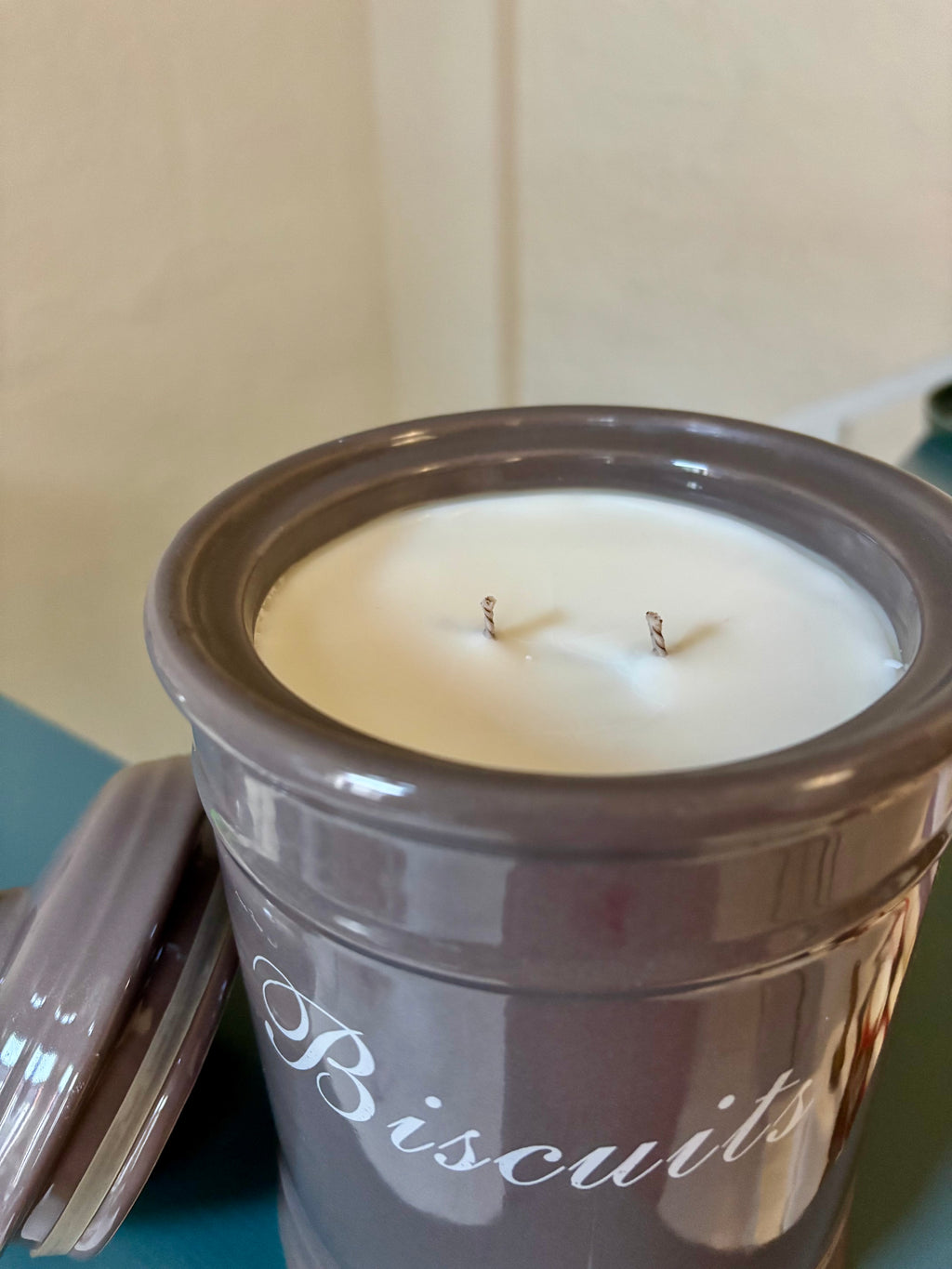 Biscuit Bliss (Amber Noir)