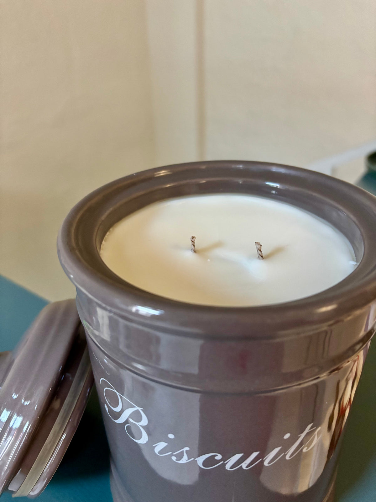Biscuit Bliss (Amber Noir)