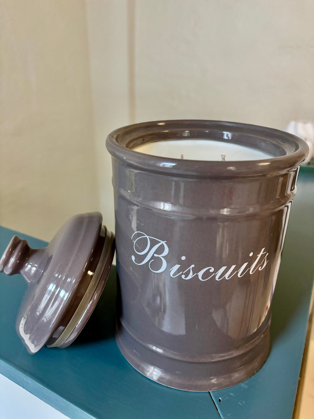Biscuit Bliss (Amber Noir)
