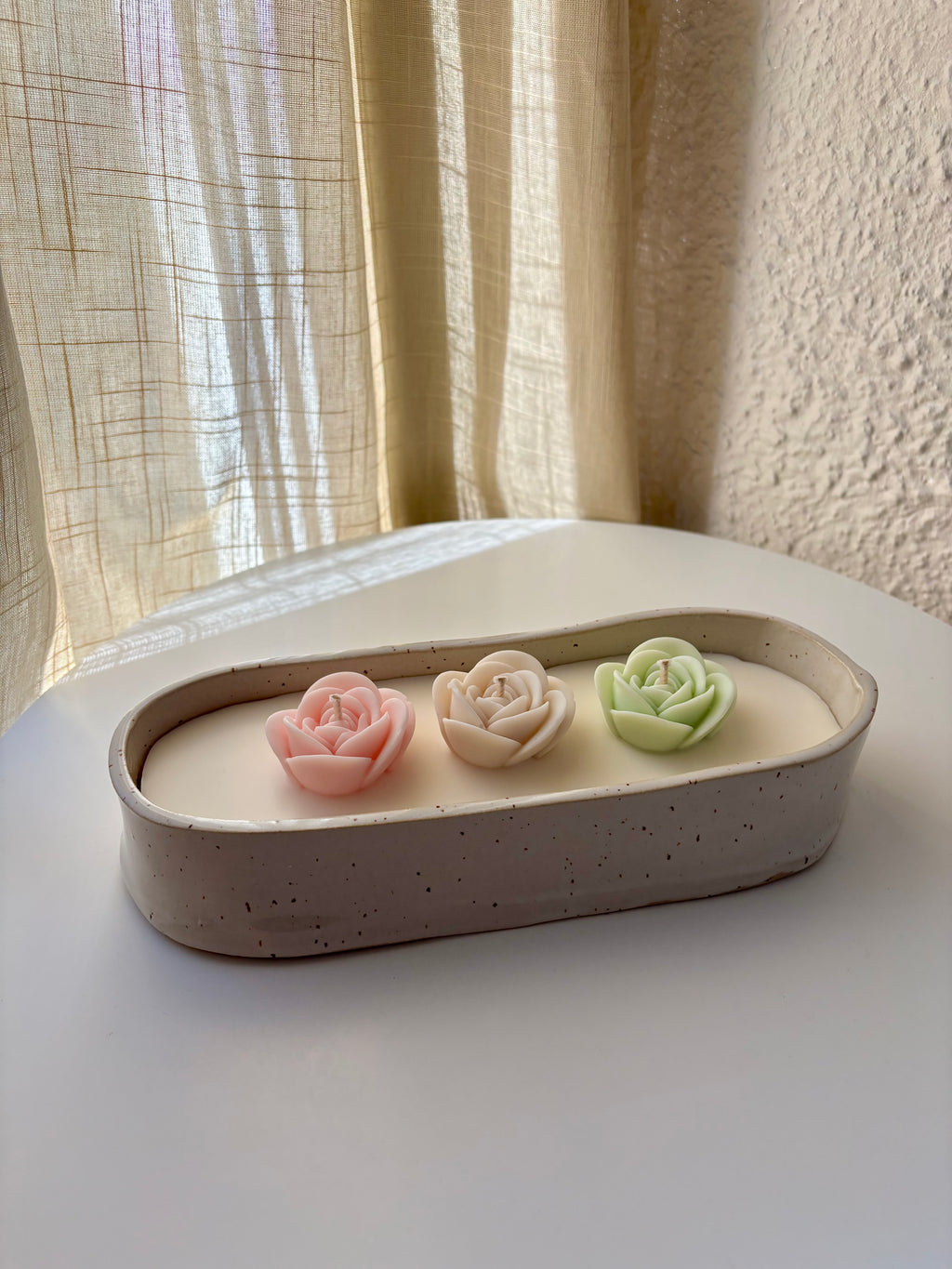 Rose Embrace - handgemaakte keramieken schaalkaars