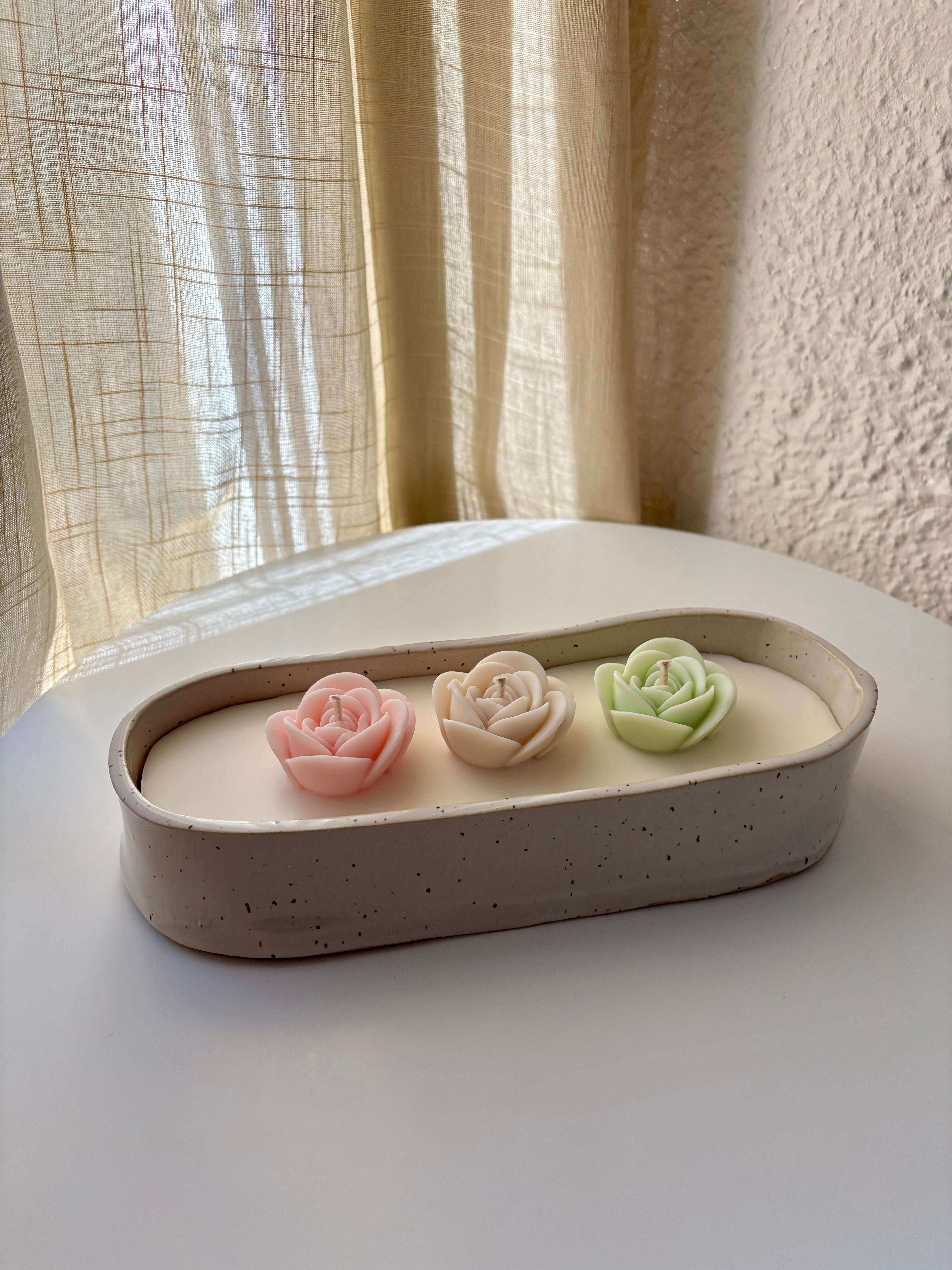 Rose Embrace - handgemaakte keramieken schaalkaars